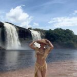 Dora Mazzone Instagram - ¡Canaima lo máximo! ¡De pana! 🦜 ⛰️ 🇻🇪 El paraíso está aquí mismo en Venezuela y se llama @wakawena está en la Isla Anatoly-en la Laguna de Canaima 🛖 🪇 Escápate con tu pareja, amigos o familia y ven a desconectarte un rato! Esto es una experiencia única! Puedes andar descalzo, jugar con Pancracio (el loro 🦜) , meterte en la piscina mientras contemplas el Salto El Hacha mientras te comes un sushi o degustas una deliciosa “bebida espirituosa”… los empleados del campamento te consienten y todas las comodidades son #ecolujo… uffffff! Nosotros disfrutamos de los paseos al pueblo, las excursiones y recorridos que ofrecen pero lo que más disfrutamos en esta ocasión, fue de la playita privada que surge solamente en sequía entre el campamento y el Salto El Hacha 💧💦 Corran a mis historias para más ☀️ Viene Semana Santa! Recomiendo este paseo inolvidable al Parque Nacional Canaima especialmente a este oasis lleno de armonía con la naturaleza 🍂♻️🌿🌴🐸🐢🐒 #islaanatoly #kanaimö #wakawena #canaima #estadobolivar #venezuela