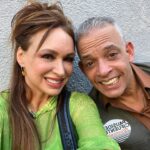 Dora Mazzone Instagram - ¡Gente de cine venezolano! 🎬🇻🇪 Esta semana nos dedicamos a hacer una de las cosas que más nos gusta hacer: CINE 🇻🇪 Y en esta ocasión de la mano de @soymariale y todo un equipazo de profesionales de la industria. En Venezuela hemos hecho películas inolvidables que han ganado premios en festivales nacionales e internacionales. Y que además han gozado del disfrute del publico en general! Hacer cine en nuestro país es más apasionante que complicado y es tan divertido y entretenido que nos alegramos muchísimo cuando alguien toma la iniciativa de hacer una película nuestra 🍿 Nuestra querida María Alejandra Martín realizó un guión a 6 manos junto destacados escritores entre ellos @roncayolomalena y @thaelmanurgelles Y nada más el título ya es muy ocurrente y criollo. #zuassefuelaluz Ahora estamos filmando el #teaser con el que vamos a trabajar para cumplir con otro de los requisitos para el desarrollo del proyecto: conseguir el financiamiento 🤑 Para eso, el equipo de producción junto a la directora están trabajando para lograr las alianzas y el esquema de inversión! Por ahora el cartel ya vende: 😄 @macarelo297 (Mary Carmen Regueiro) @doramazzone @emilioloveraof ( Emilio Lovera) @taniasarabia (Tania Sarabia) @rpadillarequena (Rolando Padilla) @amilcar13rivero ( Amilcar Rivero) @luigisciamanna (Luigi Sciamnna) @charlylocote @claudiamercedesrojas ( Claudia Rojas) @esalansuarez (Alan Suárez) @soymariale Y todo un equipo técnico de primera línea y muy VENEZOLANO 🇻🇪🇻🇪🇻🇪 yessssss!!!! Ni hablar del equipo de siempre que ya es familia: @rharcaya @francisnovoa_ y @oscarreinaldo.escobar (Vestuario, maquillaje) En Barquisimeto la hemos pasado genial con las atenciones y los servicios pero en especial con el calor humano y la alegría de la gente! Nos hicieron sentir EN CASA tanto en el hotel @ecoboutiqueplazahotel como en el colegio de abogados frente a la plaza Jacinto Lara Mención aparte la bellísima gente de @cielo.ccs y @cieucab que se unieron al proyecto de manera súper profesional y apasionante! Trabajaremos juntos!!!! #ahmundo #naguará #naguara ¡Pronto les contaremos más!