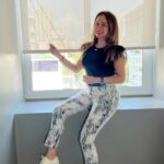 Dora Mazzone Instagram - ¡Cada vez más cerca de nuestra meta! 🏠 Tener la casa lista para que mi madre esté más cerca de mi ❤️ Mis amigos de @decovenezia se han encargado de innovar y transformar los espacios de mi casa 🏠 En esta ocasión les pedí que me ayudaran con la fachada del balcón, con la protección en las ventanas de los rayos solares ☀️ y con la estética de las persianas! Ellos tienen más de 30 años dándole ese toque especial a los hogares de los venezolanos! Mi arquitecto @daniloarquitecto junto a @studiosiete.group no tuvieron dudas en llamarlos de inmediato para que juntos diseñemos las ventanas y el balcón del que será el hogar de mi madre! Sigue la cuenta y entérate de más… ❤️ @decovenezia