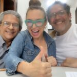 Dora Mazzone Instagram – ¡Lo que creí que era una ilusión… ya está tomando forma! 👩🏼‍🎓 🎓 

Hoy fui a la Escuela de Artes de la Universidad Central de Venezuela  a verificar que todo estuviera en orden!
🇻🇪 
El Profesor y subdirector Elías Castro de la @artes_ucv pudo comprobar que mis materias cursadas desde 1989 están completas y todos mis créditos aprobados para poder pasar al siguiente paso que es comenzar a elaborar mi Tesis de Grado que me otorgaría mi tan anhelada LICENCIATURA en Artes en mi @ucvzla 

Les hago la pregunta: 
¿me ayudan a elegir el tema de la tesis? 🎓

Mi querido amigo @mariosudano será quien me asesorará y acompañará en ésta extraordinaria aventura! ¿Quien mejor que él.. que ingresó a la escuela de Artes años después que yo y se especializó no solo en actuación sino en dirección y en dramaturgia en los medios? 🎭 

( por cierto para interesados sigan su cuenta pues es un excelente profesor de Actuación. Dirige talleres vía zoom y presenciales Colombia-Venezuela y utiliza la metodología de Stanialavsky para trabajos cinematográficos y otras metodologías más contemporáneas como las de #ivannachubbuck … 
PD:
con Mario te gradúas de Actor)

Tema a elegir: