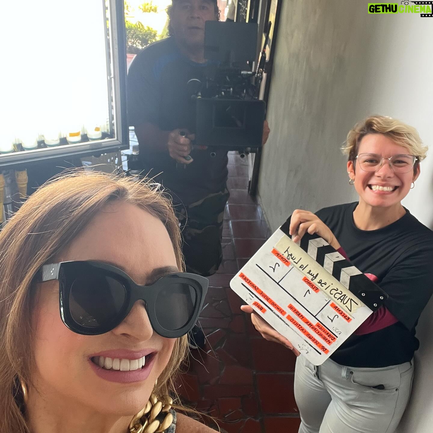 Dora Mazzone Instagram - ¡Gente de cine venezolano! 🎬🇻🇪 Esta semana nos dedicamos a hacer una de las cosas que más nos gusta hacer: CINE 🇻🇪 Y en esta ocasión de la mano de @soymariale y todo un equipazo de profesionales de la industria. En Venezuela hemos hecho películas inolvidables que han ganado premios en festivales nacionales e internacionales. Y que además han gozado del disfrute del publico en general! Hacer cine en nuestro país es más apasionante que complicado y es tan divertido y entretenido que nos alegramos muchísimo cuando alguien toma la iniciativa de hacer una película nuestra 🍿 Nuestra querida María Alejandra Martín realizó un guión a 6 manos junto destacados escritores entre ellos @roncayolomalena y @thaelmanurgelles Y nada más el título ya es muy ocurrente y criollo. #zuassefuelaluz Ahora estamos filmando el #teaser con el que vamos a trabajar para cumplir con otro de los requisitos para el desarrollo del proyecto: conseguir el financiamiento 🤑 Para eso, el equipo de producción junto a la directora están trabajando para lograr las alianzas y el esquema de inversión! Por ahora el cartel ya vende: 😄 @macarelo297 (Mary Carmen Regueiro) @doramazzone @emilioloveraof ( Emilio Lovera) @taniasarabia (Tania Sarabia) @rpadillarequena (Rolando Padilla) @amilcar13rivero ( Amilcar Rivero) @luigisciamanna (Luigi Sciamnna) @charlylocote @claudiamercedesrojas ( Claudia Rojas) @esalansuarez (Alan Suárez) @soymariale Y todo un equipo técnico de primera línea y muy VENEZOLANO 🇻🇪🇻🇪🇻🇪 yessssss!!!! Ni hablar del equipo de siempre que ya es familia: @rharcaya @francisnovoa_ y @oscarreinaldo.escobar (Vestuario, maquillaje) En Barquisimeto la hemos pasado genial con las atenciones y los servicios pero en especial con el calor humano y la alegría de la gente! Nos hicieron sentir EN CASA tanto en el hotel @ecoboutiqueplazahotel como en el colegio de abogados frente a la plaza Jacinto Lara Mención aparte la bellísima gente de @cielo.ccs y @cieucab que se unieron al proyecto de manera súper profesional y apasionante! Trabajaremos juntos!!!! #ahmundo #naguará #naguara ¡Pronto les contaremos más!