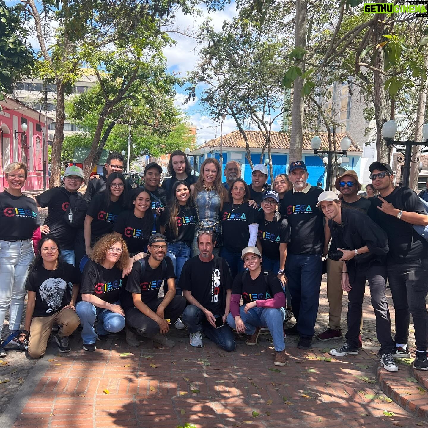 Dora Mazzone Instagram - ¡Gente de cine venezolano! 🎬🇻🇪 Esta semana nos dedicamos a hacer una de las cosas que más nos gusta hacer: CINE 🇻🇪 Y en esta ocasión de la mano de @soymariale y todo un equipazo de profesionales de la industria. En Venezuela hemos hecho películas inolvidables que han ganado premios en festivales nacionales e internacionales. Y que además han gozado del disfrute del publico en general! Hacer cine en nuestro país es más apasionante que complicado y es tan divertido y entretenido que nos alegramos muchísimo cuando alguien toma la iniciativa de hacer una película nuestra 🍿 Nuestra querida María Alejandra Martín realizó un guión a 6 manos junto destacados escritores entre ellos @roncayolomalena y @thaelmanurgelles Y nada más el título ya es muy ocurrente y criollo. #zuassefuelaluz Ahora estamos filmando el #teaser con el que vamos a trabajar para cumplir con otro de los requisitos para el desarrollo del proyecto: conseguir el financiamiento 🤑 Para eso, el equipo de producción junto a la directora están trabajando para lograr las alianzas y el esquema de inversión! Por ahora el cartel ya vende: 😄 @macarelo297 (Mary Carmen Regueiro) @doramazzone @emilioloveraof ( Emilio Lovera) @taniasarabia (Tania Sarabia) @rpadillarequena (Rolando Padilla) @amilcar13rivero ( Amilcar Rivero) @luigisciamanna (Luigi Sciamnna) @charlylocote @claudiamercedesrojas ( Claudia Rojas) @esalansuarez (Alan Suárez) @soymariale Y todo un equipo técnico de primera línea y muy VENEZOLANO 🇻🇪🇻🇪🇻🇪 yessssss!!!! Ni hablar del equipo de siempre que ya es familia: @rharcaya @francisnovoa_ y @oscarreinaldo.escobar (Vestuario, maquillaje) En Barquisimeto la hemos pasado genial con las atenciones y los servicios pero en especial con el calor humano y la alegría de la gente! Nos hicieron sentir EN CASA tanto en el hotel @ecoboutiqueplazahotel como en el colegio de abogados frente a la plaza Jacinto Lara Mención aparte la bellísima gente de @cielo.ccs y @cieucab que se unieron al proyecto de manera súper profesional y apasionante! Trabajaremos juntos!!!! #ahmundo #naguará #naguara ¡Pronto les contaremos más!