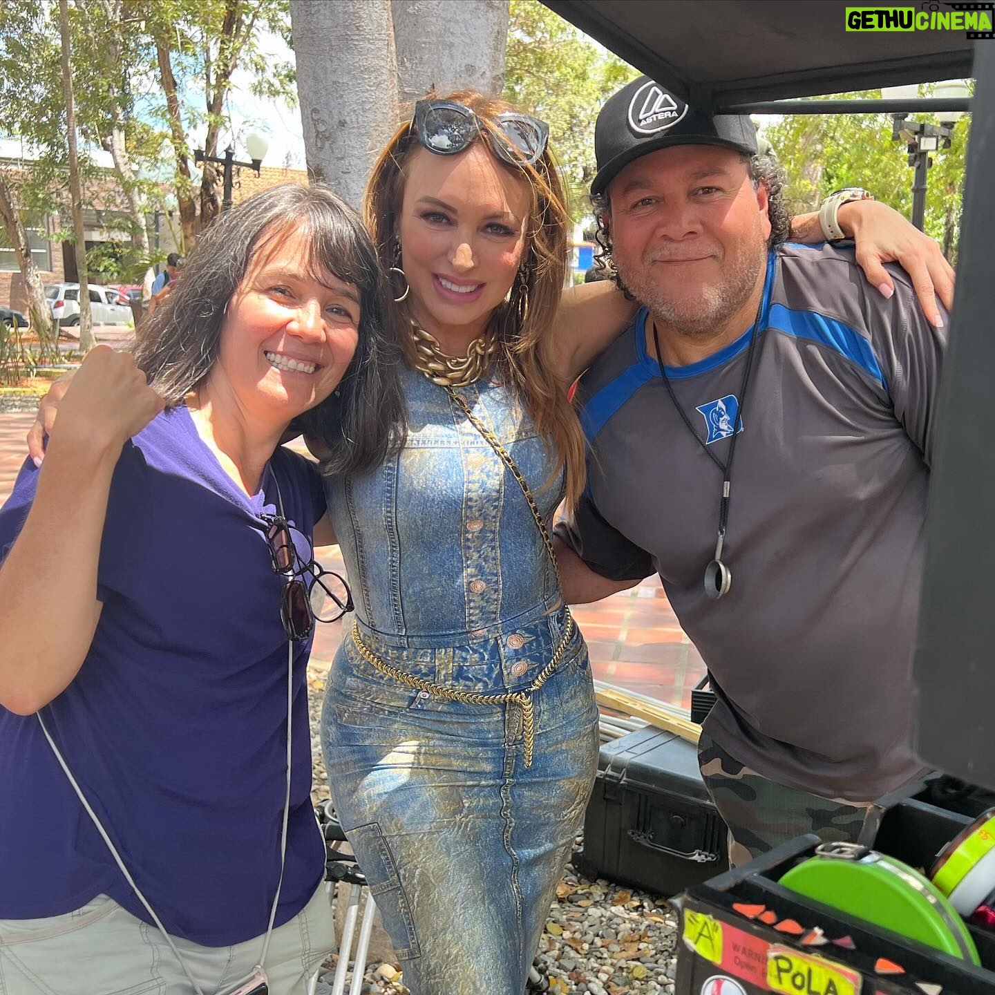 Dora Mazzone Instagram - ¡Gente de cine venezolano! 🎬🇻🇪 Esta semana nos dedicamos a hacer una de las cosas que más nos gusta hacer: CINE 🇻🇪 Y en esta ocasión de la mano de @soymariale y todo un equipazo de profesionales de la industria. En Venezuela hemos hecho películas inolvidables que han ganado premios en festivales nacionales e internacionales. Y que además han gozado del disfrute del publico en general! Hacer cine en nuestro país es más apasionante que complicado y es tan divertido y entretenido que nos alegramos muchísimo cuando alguien toma la iniciativa de hacer una película nuestra 🍿 Nuestra querida María Alejandra Martín realizó un guión a 6 manos junto destacados escritores entre ellos @roncayolomalena y @thaelmanurgelles Y nada más el título ya es muy ocurrente y criollo. #zuassefuelaluz Ahora estamos filmando el #teaser con el que vamos a trabajar para cumplir con otro de los requisitos para el desarrollo del proyecto: conseguir el financiamiento 🤑 Para eso, el equipo de producción junto a la directora están trabajando para lograr las alianzas y el esquema de inversión! Por ahora el cartel ya vende: 😄 @macarelo297 (Mary Carmen Regueiro) @doramazzone @emilioloveraof ( Emilio Lovera) @taniasarabia (Tania Sarabia) @rpadillarequena (Rolando Padilla) @amilcar13rivero ( Amilcar Rivero) @luigisciamanna (Luigi Sciamnna) @charlylocote @claudiamercedesrojas ( Claudia Rojas) @esalansuarez (Alan Suárez) @soymariale Y todo un equipo técnico de primera línea y muy VENEZOLANO 🇻🇪🇻🇪🇻🇪 yessssss!!!! Ni hablar del equipo de siempre que ya es familia: @rharcaya @francisnovoa_ y @oscarreinaldo.escobar (Vestuario, maquillaje) En Barquisimeto la hemos pasado genial con las atenciones y los servicios pero en especial con el calor humano y la alegría de la gente! Nos hicieron sentir EN CASA tanto en el hotel @ecoboutiqueplazahotel como en el colegio de abogados frente a la plaza Jacinto Lara Mención aparte la bellísima gente de @cielo.ccs y @cieucab que se unieron al proyecto de manera súper profesional y apasionante! Trabajaremos juntos!!!! #ahmundo #naguará #naguara ¡Pronto les contaremos más!