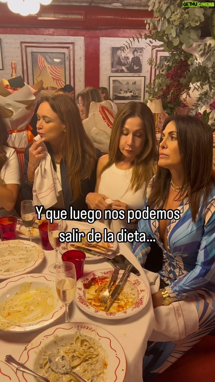 Dora Mazzone Instagram - Nosotras automáticamente …. 🥹🥹🥹 Obedecimos… 😂😂😂 Un poco de broma para antes de dormir 😴 Y quien no se resiste a la deliciosa comida de @furore.ristorante ? #adiosdieta #eldoctornosdijo Les recomendamos todas las pastas y los entrantes! En especial el carpaccio de lomito y la pizza de auyama… y de las pastas ni se diga 🍝 Hoy celebramos el cumple de nuestra querida @mariantoduque y que mejor forma que almorzando la mejor comida italiana y divirtiéndonos 😁😁😁 Feliz noche mi gente hermosa que tengan dulces sueños y descanso reparador 🫶💤😘 #comedia #humor #parati #sonrieantesdedormir