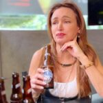 Dora Mazzone Instagram - ¿Qué título le pondrías a este video? 👇🏼 Empiezo yo: Esperando a que las licorerías acepten crédito. 🤣 Los leo... lúzcanse 😂 @lagranparadachinos @jonathanbuznego