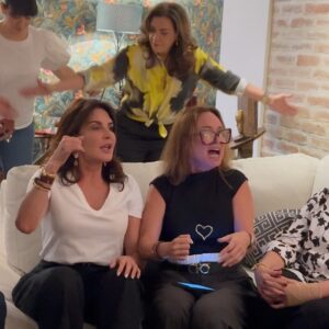 Dora Mazzone Instagram - ¡Noche de parranda, música y copas! 
🤩🌙🍾 🎤🎼
Cuentos, anécdotas, cantos, música, chupe, pasapalos, brindis  y pare Ud de contar….
Un cuatro, una guitarra, unas maracas..un tango, un bolero, joropo y a celebrar … salud! 🥂 

Gracias a la invitación de los queridos @lagata2557 y @raymondpalmero coordinado por nuestro @danielespinozamanager 
🫶
Maravillosa reunión de cantos e inspiración! Brindis y admiracion! Amor del bueno… lo demás lo bendice Dios!

Qué rico ver y escuchar a nuestra querida @soledadbravooficial @kiara_true @eduardor.cuatro @mdestevez1 y @hugocarregal .. cantar. 
Ofrecernos un concierto en privé totalmente inspirados y en su elemento! 👏🏻👏🏻👏🏻👏🏻 bravo! Que privilegio! Nuestros artistas!

Gracias por esta noche mágica llena de cuentos, anécdotas y cantos! @alexandrabraunoficial @mariantoduque @danialvarado323 @carmenjuliaalvarez @adriandelgadotv @martinhahn_1 @eparonell @carlosmedina @manuelfraizgrijalba @andresmosillo 

Deslicen para que vean la celebración “in crescendo” 😂😂😂

En la última foto… me borré 😂😂😂