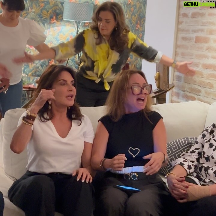 Dora Mazzone - 39.5K Likes - ¡Noche de parranda, música y copas!
🤩🌙🍾 🎤🎼
Cuentos, anécdotas, cantos, música, chupe, pasapalos, brindis y pare Ud de contar….
Un cuatro, una guitarra, unas maracas..un tango, un bolero, joropo y a celebrar … salud! 🥂
Gracias a la invitación de los queridos @lagata2557 y @raymondpalmero coordinado por nuestro @danielespinozamanager
🫶
Maravillosa reunión de cantos e inspiración! Brindis y admiracion! Amor del bueno… lo demás lo bendice Dios!
Qué rico ver y escuchar a nuestra querida @soledadbravooficial @kiara_true @eduardor.cuatro @mdestevez1 y @hugocarregal .. cantar.
Ofrecernos un concierto en privé totalmente inspirados y en su elemento! 👏🏻👏🏻👏🏻👏🏻 bravo! Que privilegio! Nuestros artistas!
Gracias por esta noche mágica llena de cuentos, anécdotas y cantos! @alexandrabraunoficial @mariantoduque @danialvarado323 @carmenjuliaalvarez @adriandelgadotv @martinhahn_1 @eparonell @carlosmedina @manuelfraizgrijalba @andresmosillo
Deslicen para que vean la celebración “in crescendo” 😂😂😂
En la última foto… me borré 😂😂😂