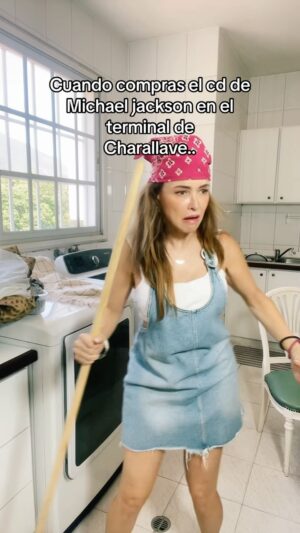 Dora Mazzone Instagram - Y además… haces los pasos prohibidos.. 
💃🏻 🕺 

Un poco de humor para antes de dormir 😴 

Sígueme en #TIKT0K para más entretenimiento y diversión.. te espero por allá! 👉🏻 📲 

Feliz noche mi gente querida que tengan dulces sueños y descanso reparador… hasta mañana! 💤😴🌙😘 

Mosca con las compras piratas 😂😂😂😂

Mis zapatos:
@bynice33oficial 

#humor #doramazzone #rietecondora #sonrieantesdedormir