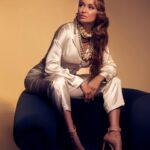 Dora Mazzone Instagram – NEW PICS..✨✨ 📸 
#cámaraacción 

Me gusta cuando estoy en mi elemento! Me gusta cuando puedo jugar a transformarme en personajes que ya habitan en mí desde que hago teatro 🎭 cine 🎬 y televisión 📺…
Y cuando consigo un excelente profesional de la fotografía que logra captar esencias y emociones… la combinación es perfecta!

Debemos renovar book de fotos cada cierto tiempo.. más que “por no perder vigencia” creo que por ir viendo mi propia evolución.. cuando hayan pasado los años!

Uno quiere verse bonito siempre… o con gracia.. depende del caso y la época 😁😄

A este fotógrafo me lo presentó @danielespinozamanager .. resulta que ya le había hecho unas buenas fotos a otros compañeros y me encantó!

Ojo artístico, tacto, delicadeza, pasión.. descubre en cada quien, su esencia y la explota!

@luigipatti es su nombre.

Lo recomiendo!
Lo demás está en las fotos!

Cuál te gustò más?

Vestuario:
@melissabambusi 

Maquillaje:
@luisitomakeup 

Estilismo:
@radames_sosa 

Producción:
@ainoafotopro 
@eparonell 

Manager:
@danielespinozamanager