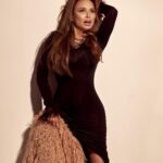 Dora Mazzone Instagram - NEW PICS..✨✨ 📸 #cámaraacción Me gusta cuando estoy en mi elemento! Me gusta cuando puedo jugar a transformarme en personajes que ya habitan en mí desde que hago teatro 🎭 cine 🎬 y televisión 📺… Y cuando consigo un excelente profesional de la fotografía que logra captar esencias y emociones… la combinación es perfecta! Debemos renovar book de fotos cada cierto tiempo.. más que “por no perder vigencia” creo que por ir viendo mi propia evolución.. cuando hayan pasado los años! Uno quiere verse bonito siempre… o con gracia.. depende del caso y la época 😁😄 A este fotógrafo me lo presentó @danielespinozamanager .. resulta que ya le había hecho unas buenas fotos a otros compañeros y me encantó! Ojo artístico, tacto, delicadeza, pasión.. descubre en cada quien, su esencia y la explota! @luigipatti es su nombre. Lo recomiendo! Lo demás está en las fotos! Cuál te gustò más? Vestuario: @melissabambusi Maquillaje: @luisitomakeup Estilismo: @radames_sosa Producción: @ainoafotopro @eparonell Manager: @danielespinozamanager