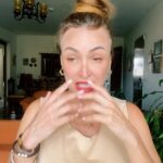 Dora Mazzone Instagram - El venezolano es: 1) “viva la pepa” 2) “conseguir todo gratis” 3) “estoy esperando que me den la nevera que me prometieron” 4) todas las anteriores.. 😂😂😂😂😂😂 ¿De qué país de Latinoamérica me escribes? ¿Tu también eres así? Rellena la encuesta abajo 👇🏻 Un poco de broma para antes de dormir 😴 Buenas noches mi gente querida que tengan dulces sueños y descanso reparador… Hasta mañana!. 😴😘💤🌙 La voz del comediante venezolano: @elgeorgeharris #doblaje #himor #parati #sonrieantesdedormir ¿También estás esperando que un príncipe te resuelva?