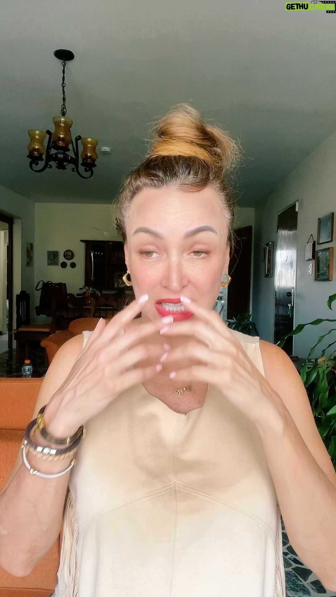 Dora Mazzone - 22.7K Likes - El venezolano es:
1) “viva la pepa”
2) “conseguir todo gratis”
3) “estoy esperando que me den la nevera que me prometieron”
4) todas las anteriores..
😂😂😂😂😂😂
¿De qué país de Latinoamérica me escribes? ¿Tu también eres así?
Rellena la encuesta abajo 👇🏻
Un poco de broma para antes de dormir 😴
Buenas noches mi gente querida que tengan dulces sueños y descanso reparador… Hasta mañana!.
😴😘💤🌙
La voz del comediante venezolano: @elgeorgeharris
#doblaje #himor #parati #sonrieantesdedormir
¿También estás esperando que un príncipe te resuelva?