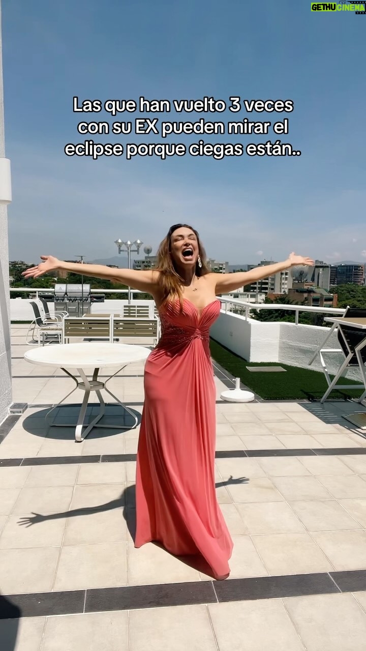 Dora Mazzone Instagram - Por aquí una indirecta aprovechando el fenómeno de la naturaleza ocurrido hoy… 😂🤣🥹🥹😂😂 #eclipsesolar2024 #humor Un poco de broma para antes de dormir 😴 Buenas noches mi gente querida que tengan dulces sueños y descanso reparador… Hasta mañana! 😴🌙😘💤 Sígueme en #TlKT0K para más entretenimiento, ocurrencias y diversión… Te espero por allá!. Mi vestido: @nochedenoches.ve #Humor #SonríeAntesDeDormir #RíeteConDora #doramazzone