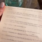 Dora Mazzone Instagram - ¡Hoy me agarré el día para celebrar! 🍾🎭🤩 Para celebrarme y reflexionar un poco sobre lo largo que ha sido el camino y paradójicamente lo rápido que ha pasado el tiempo…. ⏱️ En esta carrera comencé en el colegio cuando los profesores de primaria me ponían a cantar y a declamar en los actos culturales… 😃 Luego en la universidad me destacaba siempre en los trabajos de puesta en escena tanto en improvisaciones que marcaba el profesor Nicolás Curiel como el lecturas de Teatro Isabelino con Isaac Chocron.. 🎭 Luego en La Compañía Nacional de Teatro, cuando era una meritoria o figurante a actriz, maestros como Cabrujas y Miguel Narros (este último director del Teatro Clásico Español) siempre me colocaban de primera por mi “presencia escénica” .Entre bastidores veía a los grandes como @ruedadepinto y Rafael Briceño 🎭 La maestra @lapalacios28 un día me dijo: con esa voz debes entrar a la Camerata y desarrollar una carrera como mezzosoprano… (seguramente te hoy estaría en la Scala de milano cantando ópera .. me lo hubiera disfrutado) 🎭 Y bueno… la historia continúa … Román Chalbaud me vio en un montaje de la Compañía Nacional de teatro (creo que era el Don Juan de Zorrilla) y de inmediato me llamó para el personaje protagónico de su película “Todo Bicho de Uñas” (llamada luego comercialmente: Cuchillos de Fuego en donde me gané el premio como mejor actriz de cine con apenas 20 añitos!) La historia continúa… 🎭 Luego entré a la televisión por la puerta grande… con un montón de premios y una carrera en teatro y cine…( aunque el premio mayor vendría en poco tiempo al quedar embarazada de mi hija @graziellamazzone MI PREMIO MAYOR) 🎭 Lo demás.. han sido más de 30 años casi 40 años de trayectoria para llegar hasta AYER 🥹😂😁 En donde quedé sorprendida con el galardón 🥇 de la Asociación Venezolana de Crítica Teatral @avencrit Solo les puedo decir que TODO ha valido la pena y que este prestigioso premio me compromete a continuar haciendo lo que más me gusta: MI PROFESIÓN 🎭 Gracias a todos! Gracias Queridos seguidores! Gracias Venezuela 🇻🇪 Por cierto: mi pijama de día relajado por estar premiada es de @by.angelicarivera #premio #mejoractrizmusical #avencrit