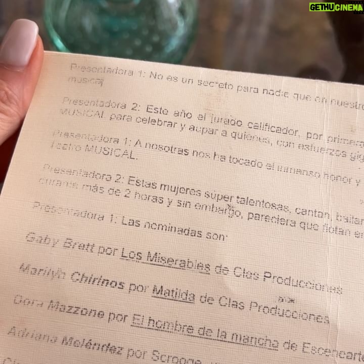 Dora Mazzone Instagram - ¡Hoy me agarré el día para celebrar! 🍾🎭🤩 Para celebrarme y reflexionar un poco sobre lo largo que ha sido el camino y paradójicamente lo rápido que ha pasado el tiempo…. ⏱️ En esta carrera comencé en el colegio cuando los profesores de primaria me ponían a cantar y a declamar en los actos culturales… 😃 Luego en la universidad me destacaba siempre en los trabajos de puesta en escena tanto en improvisaciones que marcaba el profesor Nicolás Curiel como el lecturas de Teatro Isabelino con Isaac Chocron.. 🎭 Luego en La Compañía Nacional de Teatro, cuando era una meritoria o figurante a actriz, maestros como Cabrujas y Miguel Narros (este último director del Teatro Clásico Español) siempre me colocaban de primera por mi “presencia escénica” .Entre bastidores veía a los grandes como @ruedadepinto y Rafael Briceño 🎭 La maestra @lapalacios28 un día me dijo: con esa voz debes entrar a la Camerata y desarrollar una carrera como mezzosoprano… (seguramente te hoy estaría en la Scala de milano cantando ópera .. me lo hubiera disfrutado) 🎭 Y bueno… la historia continúa … Román Chalbaud me vio en un montaje de la Compañía Nacional de teatro (creo que era el Don Juan de Zorrilla) y de inmediato me llamó para el personaje protagónico de su película “Todo Bicho de Uñas” (llamada luego comercialmente: Cuchillos de Fuego en donde me gané el premio como mejor actriz de cine con apenas 20 añitos!) La historia continúa… 🎭 Luego entré a la televisión por la puerta grande… con un montón de premios y una carrera en teatro y cine…( aunque el premio mayor vendría en poco tiempo al quedar embarazada de mi hija @graziellamazzone MI PREMIO MAYOR) 🎭 Lo demás.. han sido más de 30 años casi 40 años de trayectoria para llegar hasta AYER 🥹😂😁 En donde quedé sorprendida con el galardón 🥇 de la Asociación Venezolana de Crítica Teatral @avencrit Solo les puedo decir que TODO ha valido la pena y que este prestigioso premio me compromete a continuar haciendo lo que más me gusta: MI PROFESIÓN 🎭 Gracias a todos! Gracias Queridos seguidores! Gracias Venezuela 🇻🇪 Por cierto: mi pijama de día relajado por estar premiada es de @by.angelicarivera #premio #mejoractrizmusical #avencrit