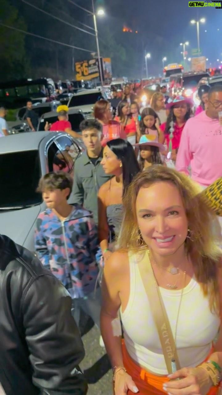 Dora Mazzone Instagram - PARTE II ¿Quién sale igualit@ como llego? @karolg MOMENTOS: Fotos con el público Mi cabello Nos tocó caminar Agradecida con sus palabras y fotos ¿Quieren ver los momentos o escucharla? Para PARTE II Los leo 👀 Video: @somosaldanagroup #Equipo #DoraMazzone #Concierto #Momentos #Musica #KarolG #Monumental #Venezuela