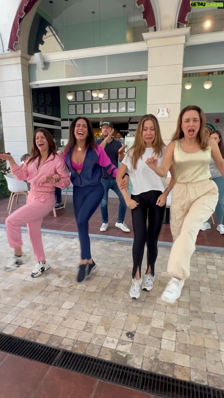 Dora Mazzone Instagram - ¿Motivos para celebrar? 🥳 Todos.. primero la salud y la amistad y luego el exitoso cierre de 1a temporada de LAS DOÑAS DEL CAFETAL @lasdonasdelcafetal por #simpleplus Además del cumpleaños de nuestro querido director @luiscarloshueck 🎂 quien nos confirmó la 2da, 3era, 4ta… y un largo etcétera de más temporadas de la serie!!! Yesssss!!! Si aún no has visto a estas Doñas en la serie… suscríbete ya a @simpletvve y baja la app #simpleplus para que puedas disfrutar de 6 episodios de la primera temporada! No pararás de reír 😂😂😂😂 #lasdoñasdelcafetal Gracias a nuestros amigos de @antoninopizzeria por acompañarnos en la celebración!! 🍕 Feliz viernes de cuerpo sabio 💃🏻 y si no tienes plan en mente, vente con tu familia a disfrutar de una deliciosa pizza napoletana contemporánea!! Viva Italia 🇮🇹 viva la tarántula!! #mammamia #amangiarelapizza #doñasdelcafetal #cumpleañosdeluiscarlos #viernes