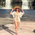 Dora Mazzone Instagram - Cada vez que te conozco más me enamoro más de ti… 🇻🇪 Me perdonan el spam pero tengo tanto material que se me va a pasar de moda en la galería de fotos 🌿🐒🌴🦜🐸 #canaima 1. El Salto El Hacha frente a la Isla Anatoly (se forma una playita en sequía de lo más rica y privadita… malo?) 2. Vista al Salto desde la curiara.. (el agua es color Pepsi y no hay ni caimanes ni pirañas pero si corrientes fuertes…) 3. Ella es una princesa indígena.. habla español y pemón y tiene el cabello más brillante que he visto.. pocas veces usa shampoo, se lava el cabello en la laguna. 4. Yo posando.. viviría aquí! #kanaimö 5. Cuál #maniñayerichana en #kanaimö 🌿 6. Con mi gordo que no me lo quita nadie diría @mimilazod .. y en la cava mi Polar Pilsen 🍻 7. Metiendo la barriga para la foto! Mi falda es de @dibronze.ve 8. A lo lejos los majestuosos Tepuyes ⛰️ 9. En una de las cabañas de @wakawena uffffff al natural y orgánica! 10.Con mi amigo Rodrigo… estaba antes en @aramerulodge y me tomò fotos! Habla pemón y español Vengan a conocer este paraíso! Venir a @wakawena es del más allá!! #doramazzone #venezuela 🇻🇪🦜