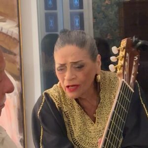 Dora Mazzone Instagram - ¡Noche de parranda, música y copas! 
🤩🌙🍾 🎤🎼
Cuentos, anécdotas, cantos, música, chupe, pasapalos, brindis  y pare Ud de contar….
Un cuatro, una guitarra, unas maracas..un tango, un bolero, joropo y a celebrar … salud! 🥂 

Gracias a la invitación de los queridos @lagata2557 y @raymondpalmero coordinado por nuestro @danielespinozamanager 
🫶
Maravillosa reunión de cantos e inspiración! Brindis y admiracion! Amor del bueno… lo demás lo bendice Dios!

Qué rico ver y escuchar a nuestra querida @soledadbravooficial @kiara_true @eduardor.cuatro @mdestevez1 y @hugocarregal .. cantar. 
Ofrecernos un concierto en privé totalmente inspirados y en su elemento! 👏🏻👏🏻👏🏻👏🏻 bravo! Que privilegio! Nuestros artistas!

Gracias por esta noche mágica llena de cuentos, anécdotas y cantos! @alexandrabraunoficial @mariantoduque @danialvarado323 @carmenjuliaalvarez @adriandelgadotv @martinhahn_1 @eparonell @carlosmedina @manuelfraizgrijalba @andresmosillo 

Deslicen para que vean la celebración “in crescendo” 😂😂😂

En la última foto… me borré 😂😂😂