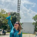 Dora Mazzone Instagram – Dicen que la emoción es muy grande cuando recibes el título universitario en el Aula Magna de la @ucvzla 👩‍🎓

Hoy 1ero de Mayo día del Trabajador aparte de felicitarlos quiero contagiarlos para tomar la iniciativa de formarse, de prepararse, de estudiar siempre.. de aprender siempre desde un libro, con un maestro, en una institución o en una universidad!

Yo tengo mi camino recorrido en la Escuela de Artes.. estudié en mis años mozos.. ahora tomé la decisión de culminar mi carrera con mi tesis de grado para obtener mi título!
👩‍🎓
Estoy indecisa con el tema de mi tesis: ¿ustedes me ayudarían a seleccionar el tema de mi tesis?
Si la hago sobre Teatro, sobre Cine, sobre televisión… ? 🤔
O Sobre cómo abordar un personaje? 
Sobre una puesta en escena? 
Sobre estructura dramática?… 
Les estaré preguntando en  los próximos días sobre de qué les gustaría que haga mi tesis de grado para la Universidad Central de Venezuela … me ayudan?

Gracias a mis amigos de la facultad de humanidades y educación de la  Universidad central de Venezuela @fhyeucv 

Gracias: @elpedrako @griselquerales29 @vilmagoyo @dani_elbazar 

Feliz día del trabajador mis queridos seguidores y recuerden:

“Un ser sin estudios, es un ser incompleto“

Simón Bolívar