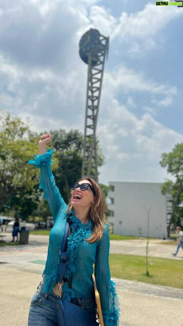 Dora Mazzone Instagram - Dicen que la emoción es muy grande cuando recibes el título universitario en el Aula Magna de la @ucvzla 👩🎓 Hoy 1ero de Mayo día del Trabajador aparte de felicitarlos quiero contagiarlos para tomar la iniciativa de formarse, de prepararse, de estudiar siempre.. de aprender siempre desde un libro, con un maestro, en una institución o en una universidad! Yo tengo mi camino recorrido en la Escuela de Artes.. estudié en mis años mozos.. ahora tomé la decisión de culminar mi carrera con mi tesis de grado para obtener mi título! 👩🎓 Estoy indecisa con el tema de mi tesis: ¿ustedes me ayudarían a seleccionar el tema de mi tesis? Si la hago sobre Teatro, sobre Cine, sobre televisión… ? 🤔 O Sobre cómo abordar un personaje? Sobre una puesta en escena? Sobre estructura dramática?… Les estaré preguntando en los próximos días sobre de qué les gustaría que haga mi tesis de grado para la Universidad Central de Venezuela … me ayudan? Gracias a mis amigos de la facultad de humanidades y educación de la Universidad central de Venezuela @fhyeucv Gracias: @elpedrako @griselquerales29 @vilmagoyo @dani_elbazar Feliz día del trabajador mis queridos seguidores y recuerden: “Un ser sin estudios, es un ser incompleto“ Simón Bolívar