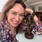 Dora Mazzone Instagram - ¡Hoy me agarré el día para celebrar! 🍾🎭🤩 Para celebrarme y reflexionar un poco sobre lo largo que ha sido el camino y paradójicamente lo rápido que ha pasado el tiempo…. ⏱️ En esta carrera comencé en el colegio cuando los profesores de primaria me ponían a cantar y a declamar en los actos culturales… 😃 Luego en la universidad me destacaba siempre en los trabajos de puesta en escena tanto en improvisaciones que marcaba el profesor Nicolás Curiel como el lecturas de Teatro Isabelino con Isaac Chocron.. 🎭 Luego en La Compañía Nacional de Teatro, cuando era una meritoria o figurante a actriz, maestros como Cabrujas y Miguel Narros (este último director del Teatro Clásico Español) siempre me colocaban de primera por mi “presencia escénica” .Entre bastidores veía a los grandes como @ruedadepinto y Rafael Briceño 🎭 La maestra @lapalacios28 un día me dijo: con esa voz debes entrar a la Camerata y desarrollar una carrera como mezzosoprano… (seguramente te hoy estaría en la Scala de milano cantando ópera .. me lo hubiera disfrutado) 🎭 Y bueno… la historia continúa … Román Chalbaud me vio en un montaje de la Compañía Nacional de teatro (creo que era el Don Juan de Zorrilla) y de inmediato me llamó para el personaje protagónico de su película “Todo Bicho de Uñas” (llamada luego comercialmente: Cuchillos de Fuego en donde me gané el premio como mejor actriz de cine con apenas 20 añitos!) La historia continúa… 🎭 Luego entré a la televisión por la puerta grande… con un montón de premios y una carrera en teatro y cine…( aunque el premio mayor vendría en poco tiempo al quedar embarazada de mi hija @graziellamazzone MI PREMIO MAYOR) 🎭 Lo demás.. han sido más de 30 años casi 40 años de trayectoria para llegar hasta AYER 🥹😂😁 En donde quedé sorprendida con el galardón 🥇 de la Asociación Venezolana de Crítica Teatral @avencrit Solo les puedo decir que TODO ha valido la pena y que este prestigioso premio me compromete a continuar haciendo lo que más me gusta: MI PROFESIÓN 🎭 Gracias a todos! Gracias Queridos seguidores! Gracias Venezuela 🇻🇪 Por cierto: mi pijama de día relajado por estar premiada es de @by.angelicarivera #premio #mejoractrizmusical #avencrit