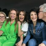Dora Mazzone Instagram – En la ultima foto estamos casi normales… 
😂😂😂😂

Nada mejor que disfrutar entre amigos de una noche de copas, anécdotas, salsa de salchicha siciliana, antología teatral y un tiktok!

#diversidad #pluralidad #versatilidad

¿Qué les parece este grupete?