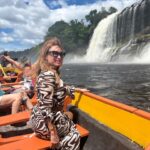 Dora Mazzone Instagram - Cada vez que te conozco más me enamoro más de ti… 🇻🇪 Me perdonan el spam pero tengo tanto material que se me va a pasar de moda en la galería de fotos 🌿🐒🌴🦜🐸 #canaima 1. El Salto El Hacha frente a la Isla Anatoly (se forma una playita en sequía de lo más rica y privadita… malo?) 2. Vista al Salto desde la curiara.. (el agua es color Pepsi y no hay ni caimanes ni pirañas pero si corrientes fuertes…) 3. Ella es una princesa indígena.. habla español y pemón y tiene el cabello más brillante que he visto.. pocas veces usa shampoo, se lava el cabello en la laguna. 4. Yo posando.. viviría aquí! #kanaimö 5. Cuál #maniñayerichana en #kanaimö 🌿 6. Con mi gordo que no me lo quita nadie diría @mimilazod .. y en la cava mi Polar Pilsen 🍻 7. Metiendo la barriga para la foto! Mi falda es de @dibronze.ve 8. A lo lejos los majestuosos Tepuyes ⛰️ 9. En una de las cabañas de @wakawena uffffff al natural y orgánica! 10.Con mi amigo Rodrigo… estaba antes en @aramerulodge y me tomò fotos! Habla pemón y español Vengan a conocer este paraíso! Venir a @wakawena es del más allá!! #doramazzone #venezuela 🇻🇪🦜