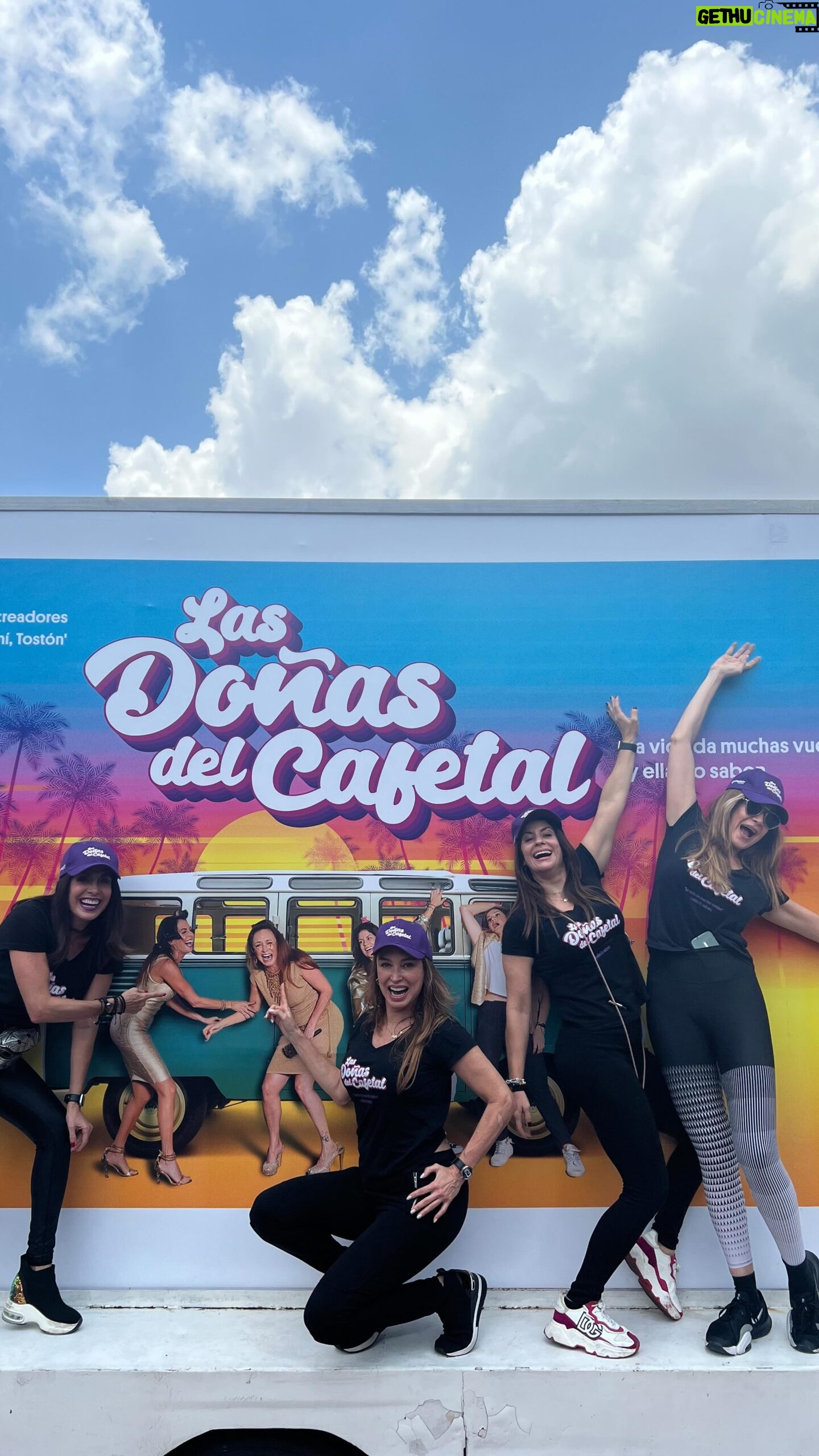 Dora Mazzone Instagram - ¡LAS DOÑAS DE GIRA POR CARACAS! 🙅♀️💁🏻♀️🙆♀️🙋🏽♀️ Ayer Las Doñas tuvimos la oportunidad de montarnos en la Combi y darle la vuelta a Caracas, parándonos en las plazas más reconocidas de la capital. Además de compartir con toda la gente que se nos acercó!! #lascuquicuquis 😁💃🏻#apasarlabien Y es que la serie de Las Doñas del Cafetal es el contenido #1 más visto en Simpleplus (y Simpleplus es la app #1 en Google Play Store en la categoría de Entretenimiento). 💪💃🏻 ¿Y tú todavía no la has visto? ¡Descarga Simpleplus, la app de Simpletv gratis para todos sus clientes, y disfruta a estas Doñas, con estreno todos los domingos y con la posibilidad de ver los capítulos anteriores! Ayayayayayaaiiiii...! #lasdoñasdelcafetal #simpleplus