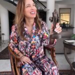 Dora Mazzone Instagram - ¡Hoy me agarré el día para celebrar! 🍾🎭🤩 Para celebrarme y reflexionar un poco sobre lo largo que ha sido el camino y paradójicamente lo rápido que ha pasado el tiempo…. ⏱️ En esta carrera comencé en el colegio cuando los profesores de primaria me ponían a cantar y a declamar en los actos culturales… 😃 Luego en la universidad me destacaba siempre en los trabajos de puesta en escena tanto en improvisaciones que marcaba el profesor Nicolás Curiel como el lecturas de Teatro Isabelino con Isaac Chocron.. 🎭 Luego en La Compañía Nacional de Teatro, cuando era una meritoria o figurante a actriz, maestros como Cabrujas y Miguel Narros (este último director del Teatro Clásico Español) siempre me colocaban de primera por mi “presencia escénica” .Entre bastidores veía a los grandes como @ruedadepinto y Rafael Briceño 🎭 La maestra @lapalacios28 un día me dijo: con esa voz debes entrar a la Camerata y desarrollar una carrera como mezzosoprano… (seguramente te hoy estaría en la Scala de milano cantando ópera .. me lo hubiera disfrutado) 🎭 Y bueno… la historia continúa … Román Chalbaud me vio en un montaje de la Compañía Nacional de teatro (creo que era el Don Juan de Zorrilla) y de inmediato me llamó para el personaje protagónico de su película “Todo Bicho de Uñas” (llamada luego comercialmente: Cuchillos de Fuego en donde me gané el premio como mejor actriz de cine con apenas 20 añitos!) La historia continúa… 🎭 Luego entré a la televisión por la puerta grande… con un montón de premios y una carrera en teatro y cine…( aunque el premio mayor vendría en poco tiempo al quedar embarazada de mi hija @graziellamazzone MI PREMIO MAYOR) 🎭 Lo demás.. han sido más de 30 años casi 40 años de trayectoria para llegar hasta AYER 🥹😂😁 En donde quedé sorprendida con el galardón 🥇 de la Asociación Venezolana de Crítica Teatral @avencrit Solo les puedo decir que TODO ha valido la pena y que este prestigioso premio me compromete a continuar haciendo lo que más me gusta: MI PROFESIÓN 🎭 Gracias a todos! Gracias Queridos seguidores! Gracias Venezuela 🇻🇪 Por cierto: mi pijama de día relajado por estar premiada es de @by.angelicarivera #premio #mejoractrizmusical #avencrit