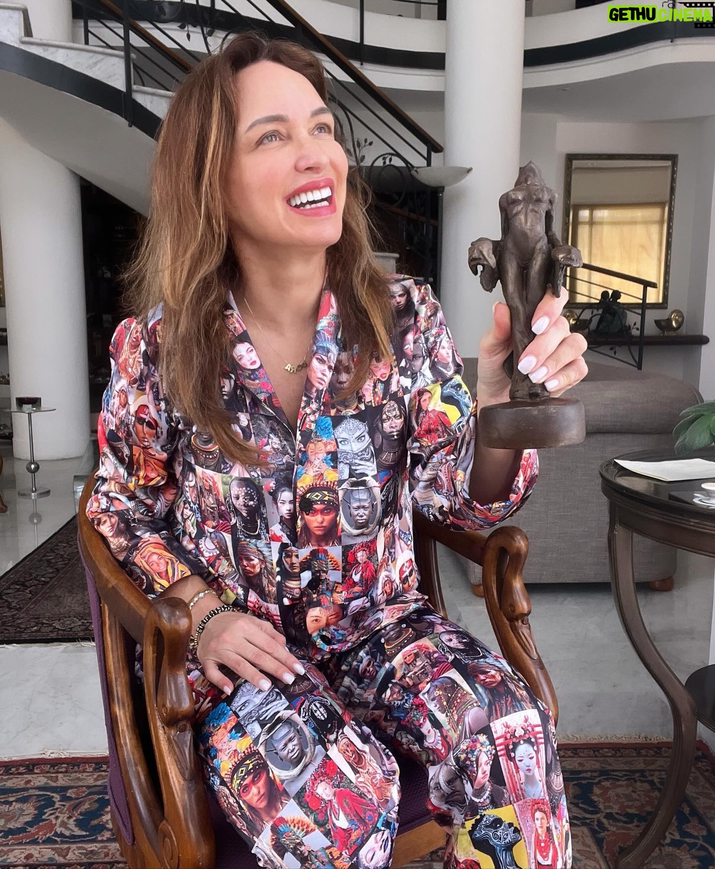Dora Mazzone Instagram - ¡Hoy me agarré el día para celebrar! 🍾🎭🤩 Para celebrarme y reflexionar un poco sobre lo largo que ha sido el camino y paradójicamente lo rápido que ha pasado el tiempo…. ⏱️ En esta carrera comencé en el colegio cuando los profesores de primaria me ponían a cantar y a declamar en los actos culturales… 😃 Luego en la universidad me destacaba siempre en los trabajos de puesta en escena tanto en improvisaciones que marcaba el profesor Nicolás Curiel como el lecturas de Teatro Isabelino con Isaac Chocron.. 🎭 Luego en La Compañía Nacional de Teatro, cuando era una meritoria o figurante a actriz, maestros como Cabrujas y Miguel Narros (este último director del Teatro Clásico Español) siempre me colocaban de primera por mi “presencia escénica” .Entre bastidores veía a los grandes como @ruedadepinto y Rafael Briceño 🎭 La maestra @lapalacios28 un día me dijo: con esa voz debes entrar a la Camerata y desarrollar una carrera como mezzosoprano… (seguramente te hoy estaría en la Scala de milano cantando ópera .. me lo hubiera disfrutado) 🎭 Y bueno… la historia continúa … Román Chalbaud me vio en un montaje de la Compañía Nacional de teatro (creo que era el Don Juan de Zorrilla) y de inmediato me llamó para el personaje protagónico de su película “Todo Bicho de Uñas” (llamada luego comercialmente: Cuchillos de Fuego en donde me gané el premio como mejor actriz de cine con apenas 20 añitos!) La historia continúa… 🎭 Luego entré a la televisión por la puerta grande… con un montón de premios y una carrera en teatro y cine…( aunque el premio mayor vendría en poco tiempo al quedar embarazada de mi hija @graziellamazzone MI PREMIO MAYOR) 🎭 Lo demás.. han sido más de 30 años casi 40 años de trayectoria para llegar hasta AYER 🥹😂😁 En donde quedé sorprendida con el galardón 🥇 de la Asociación Venezolana de Crítica Teatral @avencrit Solo les puedo decir que TODO ha valido la pena y que este prestigioso premio me compromete a continuar haciendo lo que más me gusta: MI PROFESIÓN 🎭 Gracias a todos! Gracias Queridos seguidores! Gracias Venezuela 🇻🇪 Por cierto: mi pijama de día relajado por estar premiada es de @by.angelicarivera #premio #mejoractrizmusical #avencrit