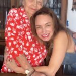 Dora Mazzone Instagram – A mi mamá yo la celebro TODOS LOS DÍAS…. ♥️
Ella es mi ejemplo, ella es mi refugio, mi paz… y el amor más grande e inexplicable que pueda existir….
Soy afortunada porque aún la tengo conmigo y le pido a Dios todos los días de mi vida que la colme de Salud y Bendiciones para poder disfrutarla y agradecerle por TODO…
♥️

Feliz día de las Madres a Todas mis queridas seguidoras! A las que son madres de muchos, a los que son madres de uno, a las que adoptan , a las que crían… a las que aman profundamente desde el amor maternal…. 

“Cuando se tiene un hijo, se tiene al hijo de la Casa y al de la calle entera (…)”
Andres Eloy Blanco

#diadelamadre #mayo #teamo #luisa #teamo