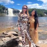 Dora Mazzone Instagram - Cada vez que te conozco más me enamoro más de ti… 🇻🇪 Me perdonan el spam pero tengo tanto material que se me va a pasar de moda en la galería de fotos 🌿🐒🌴🦜🐸 #canaima 1. El Salto El Hacha frente a la Isla Anatoly (se forma una playita en sequía de lo más rica y privadita… malo?) 2. Vista al Salto desde la curiara.. (el agua es color Pepsi y no hay ni caimanes ni pirañas pero si corrientes fuertes…) 3. Ella es una princesa indígena.. habla español y pemón y tiene el cabello más brillante que he visto.. pocas veces usa shampoo, se lava el cabello en la laguna. 4. Yo posando.. viviría aquí! #kanaimö 5. Cuál #maniñayerichana en #kanaimö 🌿 6. Con mi gordo que no me lo quita nadie diría @mimilazod .. y en la cava mi Polar Pilsen 🍻 7. Metiendo la barriga para la foto! Mi falda es de @dibronze.ve 8. A lo lejos los majestuosos Tepuyes ⛰️ 9. En una de las cabañas de @wakawena uffffff al natural y orgánica! 10.Con mi amigo Rodrigo… estaba antes en @aramerulodge y me tomò fotos! Habla pemón y español Vengan a conocer este paraíso! Venir a @wakawena es del más allá!! #doramazzone #venezuela 🇻🇪🦜