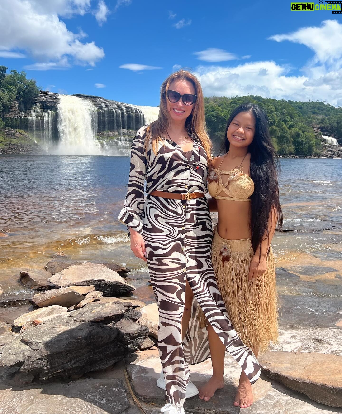 Dora Mazzone Instagram - Cada vez que te conozco más me enamoro más de ti… 🇻🇪 Me perdonan el spam pero tengo tanto material que se me va a pasar de moda en la galería de fotos 🌿🐒🌴🦜🐸 #canaima 1. El Salto El Hacha frente a la Isla Anatoly (se forma una playita en sequía de lo más rica y privadita… malo?) 2. Vista al Salto desde la curiara.. (el agua es color Pepsi y no hay ni caimanes ni pirañas pero si corrientes fuertes…) 3. Ella es una princesa indígena.. habla español y pemón y tiene el cabello más brillante que he visto.. pocas veces usa shampoo, se lava el cabello en la laguna. 4. Yo posando.. viviría aquí! #kanaimö 5. Cuál #maniñayerichana en #kanaimö 🌿 6. Con mi gordo que no me lo quita nadie diría @mimilazod .. y en la cava mi Polar Pilsen 🍻 7. Metiendo la barriga para la foto! Mi falda es de @dibronze.ve 8. A lo lejos los majestuosos Tepuyes ⛰️ 9. En una de las cabañas de @wakawena uffffff al natural y orgánica! 10.Con mi amigo Rodrigo… estaba antes en @aramerulodge y me tomò fotos! Habla pemón y español Vengan a conocer este paraíso! Venir a @wakawena es del más allá!! #doramazzone #venezuela 🇻🇪🦜