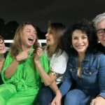 Dora Mazzone Instagram – En la ultima foto estamos casi normales… 
😂😂😂😂

Nada mejor que disfrutar entre amigos de una noche de copas, anécdotas, salsa de salchicha siciliana, antología teatral y un tiktok!

#diversidad #pluralidad #versatilidad

¿Qué les parece este grupete?
