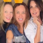 Dora Mazzone Instagram - ¡Hoy nos coronamos! 👸🏼 👸🏻👸🏼 Doscientos y pico de años después somos independientes de la corona española. Y ahora somos las reinas de un proyecto que pronto les estaremos contando más… @alexandrabraunoficial 👸🏼 @kiara_true 👸🏻 @doramazzone 👸 Con nuestro rey 🤴 @soyjaviervidalpradas #19deabril #venezuela #independenciaespañola #tresreinas
