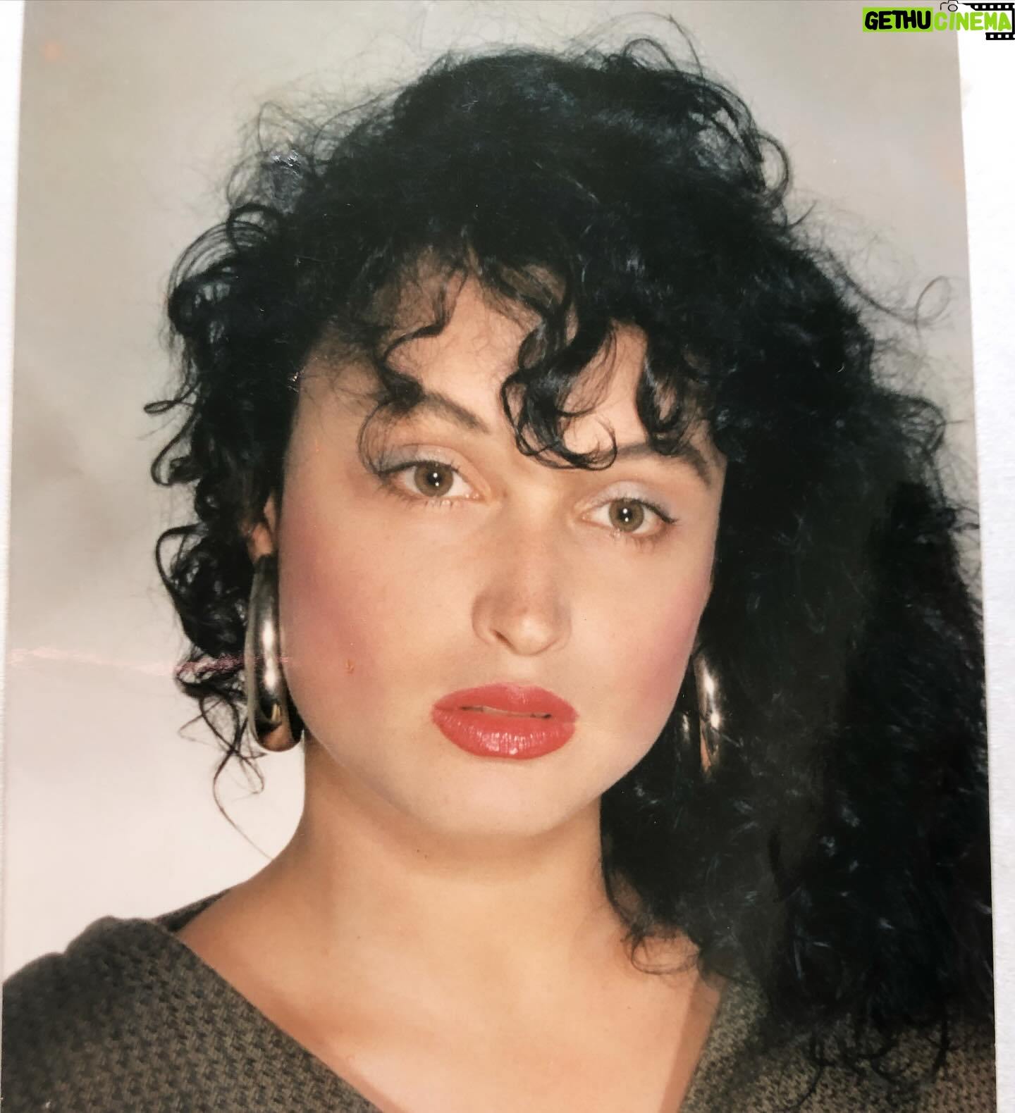 Dora Mazzone Instagram - Fotos aleatorias del paso del tiempo…. 📸 1) La primera foto profesional que me hicieron para montarla en un marco en los pasillos de @rctv 2) Imagen para la película Disparen a Matar (tenía 20 años y venía del bullying colegial: cara de ricotta 😂… ahora me río) 3) Otra imagen para la película Disparen a Matar… fue l época en que conocí al galán Jean Carlo Simancas. 4) Segunda sesión de fotos profesional con @billycassfilm 5) Sesión de fotos hiperprofesuonal con uno de los mejores @danielmachadophoto 6) y 7) Las dos últimas fotos maravillosas y diferentes a lo que me había hecho son de @andersondiazs Feliz jueves de #tbt Definitivamente “recordar es vivir” #doramazzone