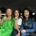 Dora Mazzone Instagram – En la ultima foto estamos casi normales… 
😂😂😂😂

Nada mejor que disfrutar entre amigos de una noche de copas, anécdotas, salsa de salchicha siciliana, antología teatral y un tiktok!

#diversidad #pluralidad #versatilidad

¿Qué les parece este grupete?