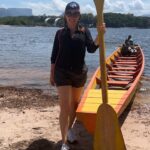 Dora Mazzone Instagram - Cada vez que te conozco más me enamoro más de ti… 🇻🇪 Me perdonan el spam pero tengo tanto material que se me va a pasar de moda en la galería de fotos 🌿🐒🌴🦜🐸 #canaima 1. El Salto El Hacha frente a la Isla Anatoly (se forma una playita en sequía de lo más rica y privadita… malo?) 2. Vista al Salto desde la curiara.. (el agua es color Pepsi y no hay ni caimanes ni pirañas pero si corrientes fuertes…) 3. Ella es una princesa indígena.. habla español y pemón y tiene el cabello más brillante que he visto.. pocas veces usa shampoo, se lava el cabello en la laguna. 4. Yo posando.. viviría aquí! #kanaimö 5. Cuál #maniñayerichana en #kanaimö 🌿 6. Con mi gordo que no me lo quita nadie diría @mimilazod .. y en la cava mi Polar Pilsen 🍻 7. Metiendo la barriga para la foto! Mi falda es de @dibronze.ve 8. A lo lejos los majestuosos Tepuyes ⛰️ 9. En una de las cabañas de @wakawena uffffff al natural y orgánica! 10.Con mi amigo Rodrigo… estaba antes en @aramerulodge y me tomò fotos! Habla pemón y español Vengan a conocer este paraíso! Venir a @wakawena es del más allá!! #doramazzone #venezuela 🇻🇪🦜