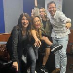 Dora Mazzone Instagram - Nos encanta cuando nos encontramos con la misma gente desquiciada y feliz 🙃 😀 🙂 👁️ 👄 👁️….. Hoy estuvimos en @circuitoonda con @valeriavalle y @mrroig y luego de una entrevista al aire sobre @lasdonasdelcafetal descargamos un ratico como unos “doños”en la #horaloca de cualquier fiesta en la Caracas de los 80’ 🤣🤣🤣🤣🤣 Nos encanta cuando son cómplices de nuestras locuras! Suscríbete ya a @simpletvve y baja la app #simpleplus para que disfrutes del segundo gran capítulo este próximo domingo 14 de abril de: #doñasdelcafetal #valeriayjorgeenonda #circuitoOnda #doramazzone #adrianaromero