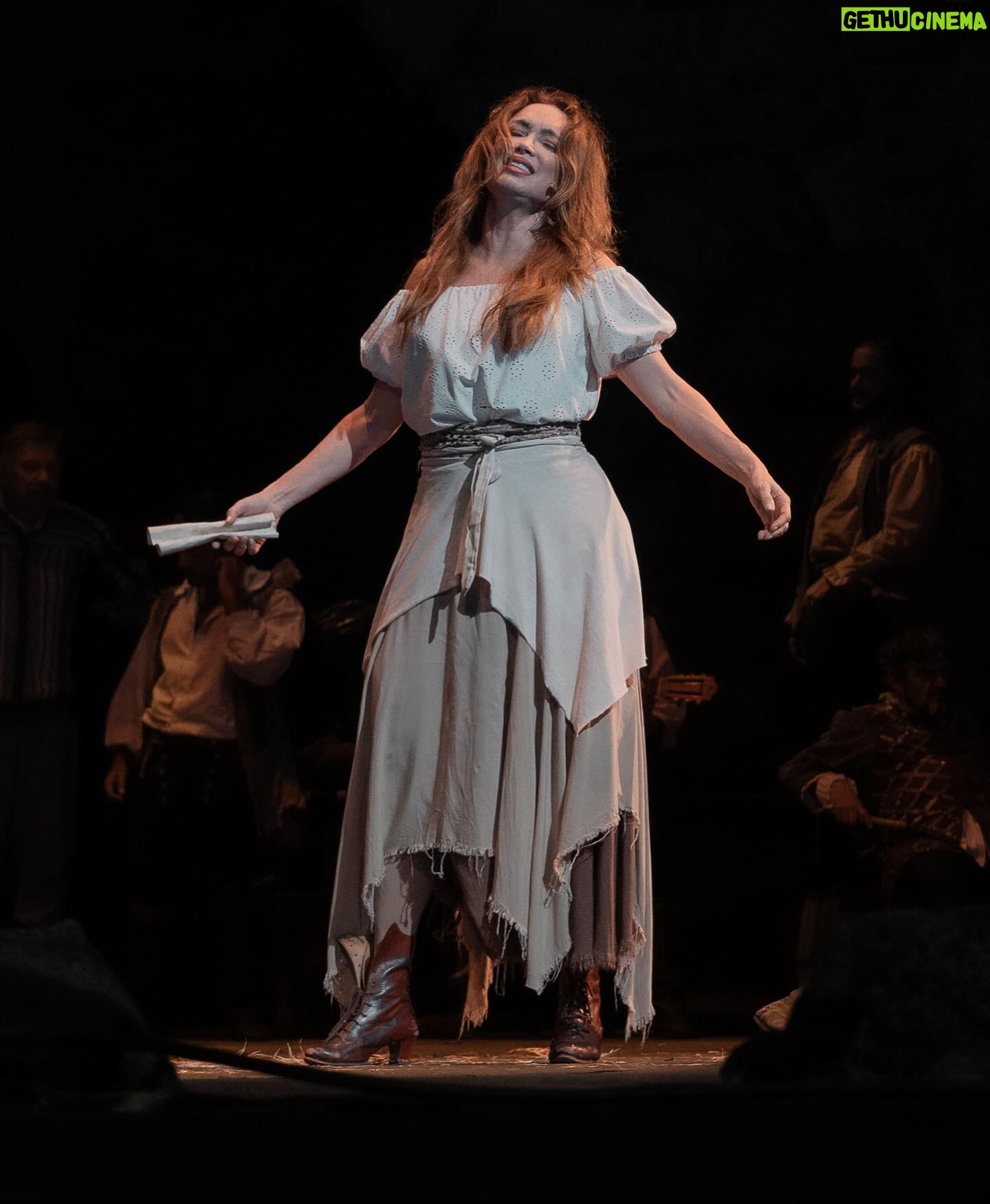 Dora Mazzone Instagram - ¡Hoy me agarré el día para celebrar! 🍾🎭🤩 Para celebrarme y reflexionar un poco sobre lo largo que ha sido el camino y paradójicamente lo rápido que ha pasado el tiempo…. ⏱️ En esta carrera comencé en el colegio cuando los profesores de primaria me ponían a cantar y a declamar en los actos culturales… 😃 Luego en la universidad me destacaba siempre en los trabajos de puesta en escena tanto en improvisaciones que marcaba el profesor Nicolás Curiel como el lecturas de Teatro Isabelino con Isaac Chocron.. 🎭 Luego en La Compañía Nacional de Teatro, cuando era una meritoria o figurante a actriz, maestros como Cabrujas y Miguel Narros (este último director del Teatro Clásico Español) siempre me colocaban de primera por mi “presencia escénica” .Entre bastidores veía a los grandes como @ruedadepinto y Rafael Briceño 🎭 La maestra @lapalacios28 un día me dijo: con esa voz debes entrar a la Camerata y desarrollar una carrera como mezzosoprano… (seguramente te hoy estaría en la Scala de milano cantando ópera .. me lo hubiera disfrutado) 🎭 Y bueno… la historia continúa … Román Chalbaud me vio en un montaje de la Compañía Nacional de teatro (creo que era el Don Juan de Zorrilla) y de inmediato me llamó para el personaje protagónico de su película “Todo Bicho de Uñas” (llamada luego comercialmente: Cuchillos de Fuego en donde me gané el premio como mejor actriz de cine con apenas 20 añitos!) La historia continúa… 🎭 Luego entré a la televisión por la puerta grande… con un montón de premios y una carrera en teatro y cine…( aunque el premio mayor vendría en poco tiempo al quedar embarazada de mi hija @graziellamazzone MI PREMIO MAYOR) 🎭 Lo demás.. han sido más de 30 años casi 40 años de trayectoria para llegar hasta AYER 🥹😂😁 En donde quedé sorprendida con el galardón 🥇 de la Asociación Venezolana de Crítica Teatral @avencrit Solo les puedo decir que TODO ha valido la pena y que este prestigioso premio me compromete a continuar haciendo lo que más me gusta: MI PROFESIÓN 🎭 Gracias a todos! Gracias Queridos seguidores! Gracias Venezuela 🇻🇪 Por cierto: mi pijama de día relajado por estar premiada es de @by.angelicarivera #premio #mejoractrizmusical #avencrit