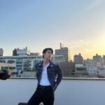 Doyoung Instagram – 저의 청춘과 청춘 속 가득한 포말들을 응원해 준 분들께 다시 한번 감사합니다.
청춘의 포말은 영원히 음악으로
가득 차게 여러분 곁에 있을 거예요.
반딧불이는 여름밤이 오면 더 반짝이기에
반짝임을 맘껏 즐겨주세요.