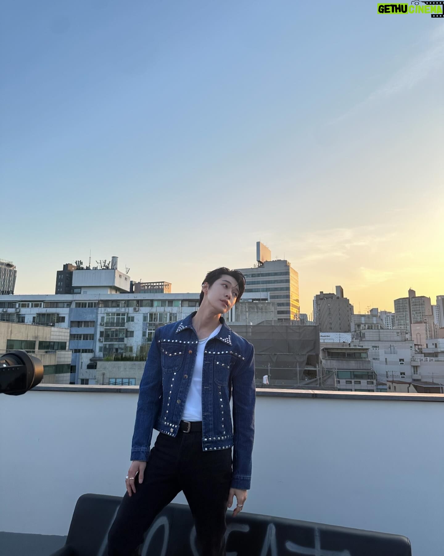 Doyoung Instagram - 저의 청춘과 청춘 속 가득한 포말들을 응원해 준 분들께 다시 한번 감사합니다. 청춘의 포말은 영원히 음악으로 가득 차게 여러분 곁에 있을 거예요. 반딧불이는 여름밤이 오면 더 반짝이기에 반짝임을 맘껏 즐겨주세요.