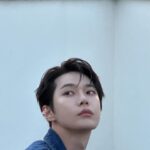 Doyoung Instagram – 저의 청춘과 청춘 속 가득한 포말들을 응원해 준 분들께 다시 한번 감사합니다.
청춘의 포말은 영원히 음악으로
가득 차게 여러분 곁에 있을 거예요.
반딧불이는 여름밤이 오면 더 반짝이기에
반짝임을 맘껏 즐겨주세요.