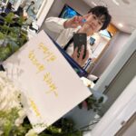 Doyoung Instagram – 저의 청춘과 청춘 속 가득한 포말들을 응원해 준 분들께 다시 한번 감사합니다.
청춘의 포말은 영원히 음악으로
가득 차게 여러분 곁에 있을 거예요.
반딧불이는 여름밤이 오면 더 반짝이기에
반짝임을 맘껏 즐겨주세요.