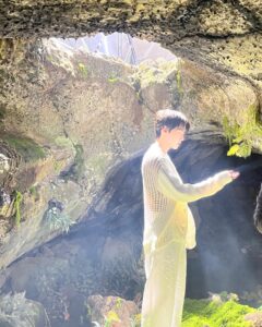 Doyoung Instagram - 네 맞아요. 저 솔로 앨범 나와요…ㅎ 드디어 시작이네요. 오늘 공개된 인트로 비디오는 “새봄의 노래”라는 곡의 일부를 담은 영상이에요. “새봄의 노래”는 서동환 작가님과 제가 함께 만든 노래에요. 앨범을 계획하고 다짐할 때부터 머릿속에 그려놓은 변하지 않던 그림이 있었어요. 그게 바로 이 곡이었고요. 저에게는 지금까지의 인생을 살면서 가장 자신 있는 게 “노래”였어요. 하지만 그만큼 제일 저를 걱정시키고 초조하게 만드는 게 “노래” 이기도 했고요. 그런 저에게 혼자 앨범을 내는 일은 쉽지 않은 다짐이 필요한 일이었어요. 혼자 노래를 하는 일을 미루고 미루다 제 노래에 확신이 생긴 그때부터 지금 이 순간을 열심히 그려왔습니다. ”새봄의 노래“는 마침내 시작되는 저의 노래로 그려내고, 펼쳐지고, 이루어낼 수많은 일들과 수많은 꿈들에 대해 호기롭게 담은 노래에요. 이 노래의 완곡이 공개된다면 저의 말을 충분히 이해하실 수 있으리라 믿어요. “새봄의 노래” 와 함께 저의 노래는 시작됩니다. 인트로인 이 곡과 타이틀곡을 포함한 총 10곡의 노래들로 본격적인 저의 노래를 시작해 볼게요. 늘 시즈니들을 향해있다고 말한 저의 노래의 이번 나침반은 “청춘의 포말”입니다. 제가 그려본 크고 작은 청춘의 포말들로 시즈니들을 위로하고 사랑하며 고마워해볼게요. 기대해 주세요.