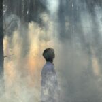 Doyoung Instagram - 네 맞아요. 저 솔로 앨범 나와요…ㅎ 드디어 시작이네요. 오늘 공개된 인트로 비디오는 “새봄의 노래”라는 곡의 일부를 담은 영상이에요. “새봄의 노래”는 서동환 작가님과 제가 함께 만든 노래에요. 앨범을 계획하고 다짐할 때부터 머릿속에 그려놓은 변하지 않던 그림이 있었어요. 그게 바로 이 곡이었고요. 저에게는 지금까지의 인생을 살면서 가장 자신 있는 게 “노래”였어요. 하지만 그만큼 제일 저를 걱정시키고 초조하게 만드는 게 “노래” 이기도 했고요. 그런 저에게 혼자 앨범을 내는 일은 쉽지 않은 다짐이 필요한 일이었어요. 혼자 노래를 하는 일을 미루고 미루다 제 노래에 확신이 생긴 그때부터 지금 이 순간을 열심히 그려왔습니다. ”새봄의 노래“는 마침내 시작되는 저의 노래로 그려내고, 펼쳐지고, 이루어낼 수많은 일들과 수많은 꿈들에 대해 호기롭게 담은 노래에요. 이 노래의 완곡이 공개된다면 저의 말을 충분히 이해하실 수 있으리라 믿어요. “새봄의 노래” 와 함께 저의 노래는 시작됩니다. 인트로인 이 곡과 타이틀곡을 포함한 총 10곡의 노래들로 본격적인 저의 노래를 시작해 볼게요. 늘 시즈니들을 향해있다고 말한 저의 노래의 이번 나침반은 “청춘의 포말”입니다. 제가 그려본 크고 작은 청춘의 포말들로 시즈니들을 위로하고 사랑하며 고마워해볼게요. 기대해 주세요.