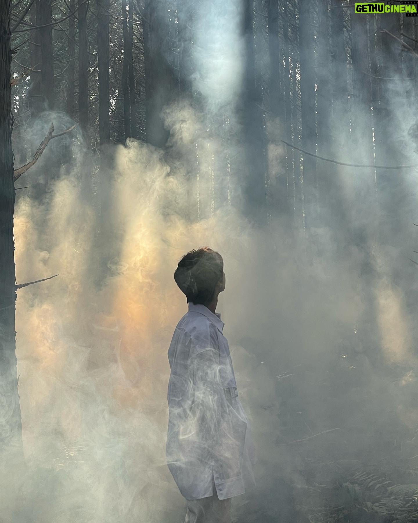 Doyoung Instagram - 네 맞아요. 저 솔로 앨범 나와요…ㅎ 드디어 시작이네요. 오늘 공개된 인트로 비디오는 “새봄의 노래”라는 곡의 일부를 담은 영상이에요. “새봄의 노래”는 서동환 작가님과 제가 함께 만든 노래에요. 앨범을 계획하고 다짐할 때부터 머릿속에 그려놓은 변하지 않던 그림이 있었어요. 그게 바로 이 곡이었고요. 저에게는 지금까지의 인생을 살면서 가장 자신 있는 게 “노래”였어요. 하지만 그만큼 제일 저를 걱정시키고 초조하게 만드는 게 “노래” 이기도 했고요. 그런 저에게 혼자 앨범을 내는 일은 쉽지 않은 다짐이 필요한 일이었어요. 혼자 노래를 하는 일을 미루고 미루다 제 노래에 확신이 생긴 그때부터 지금 이 순간을 열심히 그려왔습니다. ”새봄의 노래“는 마침내 시작되는 저의 노래로 그려내고, 펼쳐지고, 이루어낼 수많은 일들과 수많은 꿈들에 대해 호기롭게 담은 노래에요. 이 노래의 완곡이 공개된다면 저의 말을 충분히 이해하실 수 있으리라 믿어요. “새봄의 노래” 와 함께 저의 노래는 시작됩니다. 인트로인 이 곡과 타이틀곡을 포함한 총 10곡의 노래들로 본격적인 저의 노래를 시작해 볼게요. 늘 시즈니들을 향해있다고 말한 저의 노래의 이번 나침반은 “청춘의 포말”입니다. 제가 그려본 크고 작은 청춘의 포말들로 시즈니들을 위로하고 사랑하며 고마워해볼게요. 기대해 주세요.