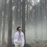 Doyoung Instagram - 네 맞아요. 저 솔로 앨범 나와요…ㅎ 드디어 시작이네요. 오늘 공개된 인트로 비디오는 “새봄의 노래”라는 곡의 일부를 담은 영상이에요. “새봄의 노래”는 서동환 작가님과 제가 함께 만든 노래에요. 앨범을 계획하고 다짐할 때부터 머릿속에 그려놓은 변하지 않던 그림이 있었어요. 그게 바로 이 곡이었고요. 저에게는 지금까지의 인생을 살면서 가장 자신 있는 게 “노래”였어요. 하지만 그만큼 제일 저를 걱정시키고 초조하게 만드는 게 “노래” 이기도 했고요. 그런 저에게 혼자 앨범을 내는 일은 쉽지 않은 다짐이 필요한 일이었어요. 혼자 노래를 하는 일을 미루고 미루다 제 노래에 확신이 생긴 그때부터 지금 이 순간을 열심히 그려왔습니다. ”새봄의 노래“는 마침내 시작되는 저의 노래로 그려내고, 펼쳐지고, 이루어낼 수많은 일들과 수많은 꿈들에 대해 호기롭게 담은 노래에요. 이 노래의 완곡이 공개된다면 저의 말을 충분히 이해하실 수 있으리라 믿어요. “새봄의 노래” 와 함께 저의 노래는 시작됩니다. 인트로인 이 곡과 타이틀곡을 포함한 총 10곡의 노래들로 본격적인 저의 노래를 시작해 볼게요. 늘 시즈니들을 향해있다고 말한 저의 노래의 이번 나침반은 “청춘의 포말”입니다. 제가 그려본 크고 작은 청춘의 포말들로 시즈니들을 위로하고 사랑하며 고마워해볼게요. 기대해 주세요.