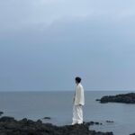 Doyoung Instagram - 네 맞아요. 저 솔로 앨범 나와요…ㅎ 드디어 시작이네요. 오늘 공개된 인트로 비디오는 “새봄의 노래”라는 곡의 일부를 담은 영상이에요. “새봄의 노래”는 서동환 작가님과 제가 함께 만든 노래에요. 앨범을 계획하고 다짐할 때부터 머릿속에 그려놓은 변하지 않던 그림이 있었어요. 그게 바로 이 곡이었고요. 저에게는 지금까지의 인생을 살면서 가장 자신 있는 게 “노래”였어요. 하지만 그만큼 제일 저를 걱정시키고 초조하게 만드는 게 “노래” 이기도 했고요. 그런 저에게 혼자 앨범을 내는 일은 쉽지 않은 다짐이 필요한 일이었어요. 혼자 노래를 하는 일을 미루고 미루다 제 노래에 확신이 생긴 그때부터 지금 이 순간을 열심히 그려왔습니다. ”새봄의 노래“는 마침내 시작되는 저의 노래로 그려내고, 펼쳐지고, 이루어낼 수많은 일들과 수많은 꿈들에 대해 호기롭게 담은 노래에요. 이 노래의 완곡이 공개된다면 저의 말을 충분히 이해하실 수 있으리라 믿어요. “새봄의 노래” 와 함께 저의 노래는 시작됩니다. 인트로인 이 곡과 타이틀곡을 포함한 총 10곡의 노래들로 본격적인 저의 노래를 시작해 볼게요. 늘 시즈니들을 향해있다고 말한 저의 노래의 이번 나침반은 “청춘의 포말”입니다. 제가 그려본 크고 작은 청춘의 포말들로 시즈니들을 위로하고 사랑하며 고마워해볼게요. 기대해 주세요.